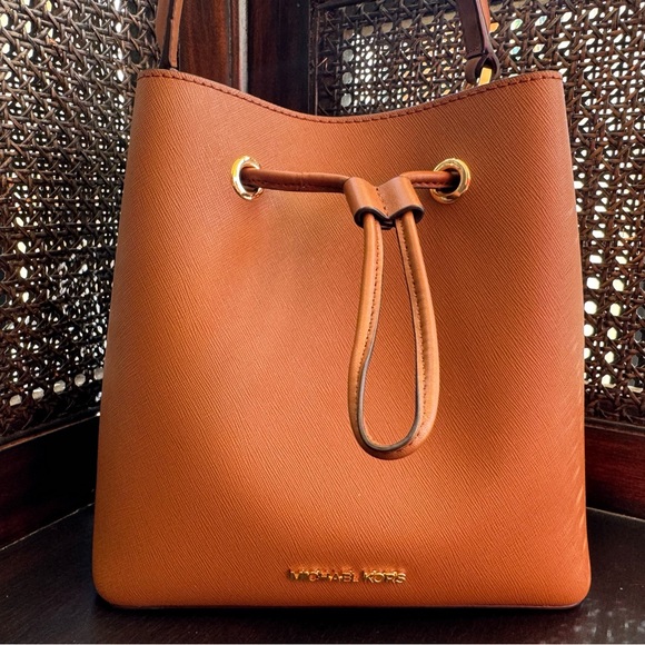 Michael Kors SURI bucket bag NWOT - Picture 3 of 8